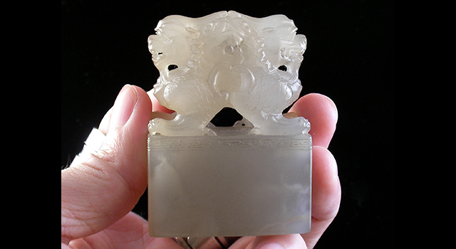 卯稔　印材 寿山石手彫 水坑石 黄凍魚子紋石 飛龍在天 龍戲珠 台付き 化粧箱付 約2400g 已讓)壽山石水坑水晶黃凍-苑豆小掛墜- 焯印堂焯印堂