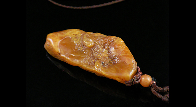 卯稔　印材 寿山石手彫 水坑石 黄凍魚子紋石 飛龍在天 龍戲珠 台付き 化粧箱付 約2400g 已讓)壽山石水坑水晶黃凍-苑豆小掛墜- 焯印堂焯印堂