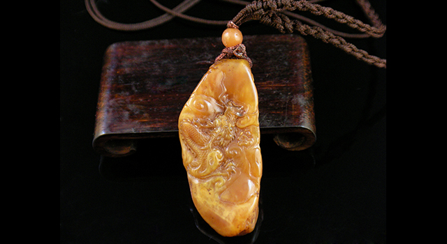 卯稔　印材 寿山石手彫 水坑石 黄凍魚子紋石 飛龍在天 龍戲珠 台付き 化粧箱付 約2400g 已讓)壽山石水坑水晶黃凍-苑豆小掛墜- 焯印堂焯印堂