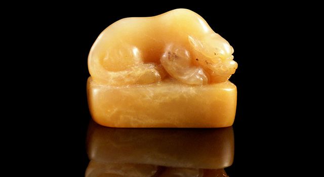 CG577 黄寿山石瑞獸鈕章・寿山石瑞獸鈕印章・寿山石瑞獣鈕印章・寿山石印章・寿山石印材 重量46g 古びた蔵『清 古寿山石 田黄石彫り 瑞獣鈕大印章 乾隆三十