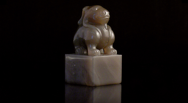 卯稔　印材 寿山石手彫 水坑石 黄凍魚子紋石 飛龍在天 龍戲珠 台付き 化粧箱付 約2400g 已讓)壽山石水坑水晶黃凍-苑豆小掛墜- 焯印堂焯印堂