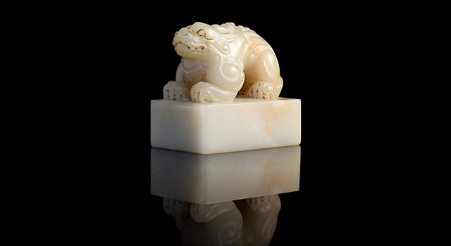 中国古董品 清時代 齊白石 田黄石浮彫 古獸云獅四方鈕章 細密彫刻 文房置物 高5.6cm 印面 5×5cm 壽山石-白善伯-古獸鈕日形章焯印堂