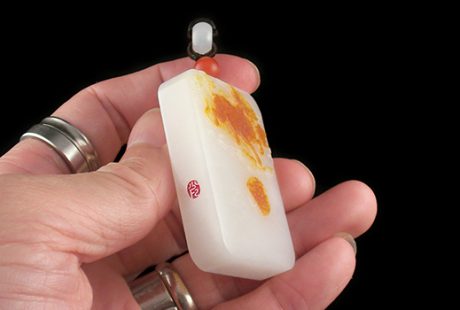 新疆和田紅皮羊脂白玉-麒麟獻瑞牌玉牌