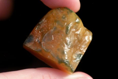 老撾烏鴉皮田黄凍-蘿蔔絲素體原石胎