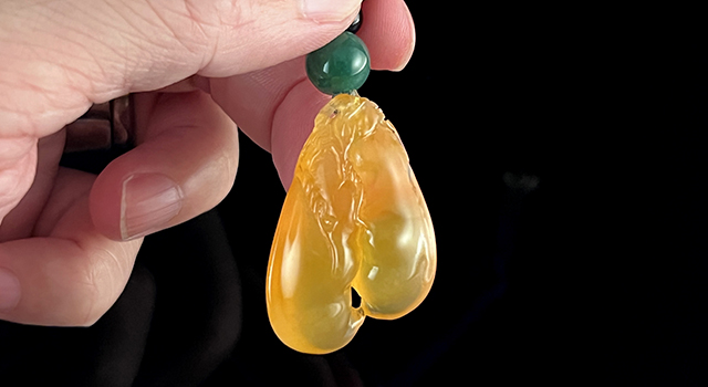 卯稔　印材 寿山石手彫 水坑石 黄凍魚子紋石 飛龍在天 龍戲珠 台付き 化粧箱付 約2400g 已讓)壽山石水坑水晶黃凍-苑豆小掛墜- 焯印堂焯印堂