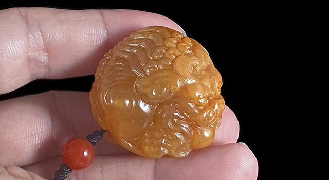 (已讓)壽山田黃石-獅子戲球手把件 (已讓)壽山田黃石-獅子戲球手把件