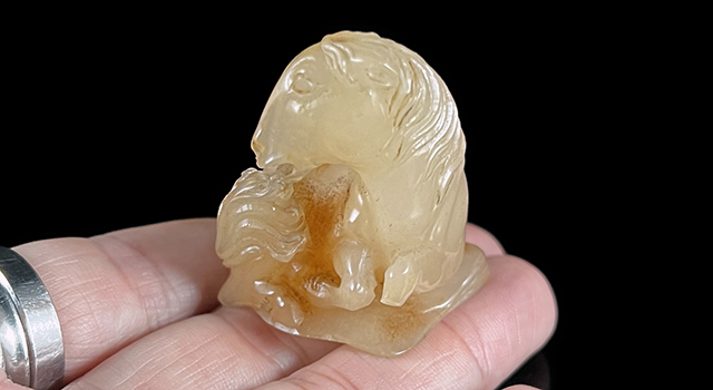 壽山善伯石-馬鈕小擺件