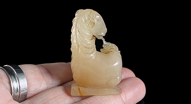 壽山善伯石-馬鈕小擺件