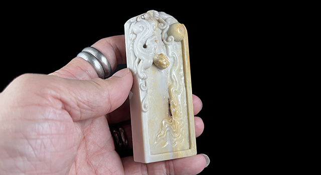 壽山石峨嵋石-螭龍戲珠鈕長方章