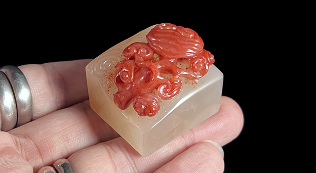 壽山石巧色桃花荔枝凍-靈芝鈕日形章