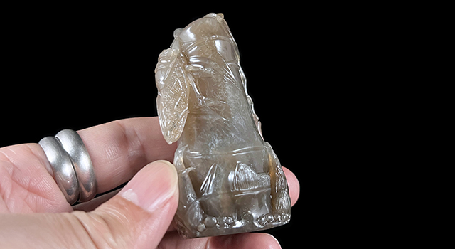 壽山石牛角凍一鳴驚人鈕橢圓章