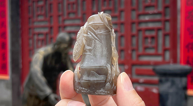 壽山石牛角凍一鳴驚人鈕橢圓章