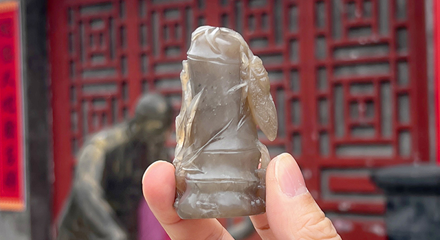 壽山石牛角凍一鳴驚人鈕橢圓章