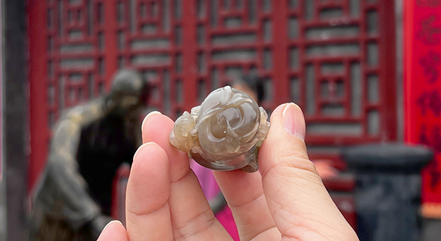 壽山石牛角凍一鳴驚人鈕橢圓章