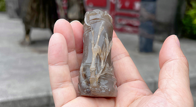 壽山石牛角凍一鳴驚人鈕橢圓章