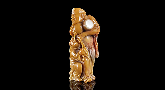 (私洽)壽山石巧色旗降-羅漢醉酒擺件(徐仁魁)