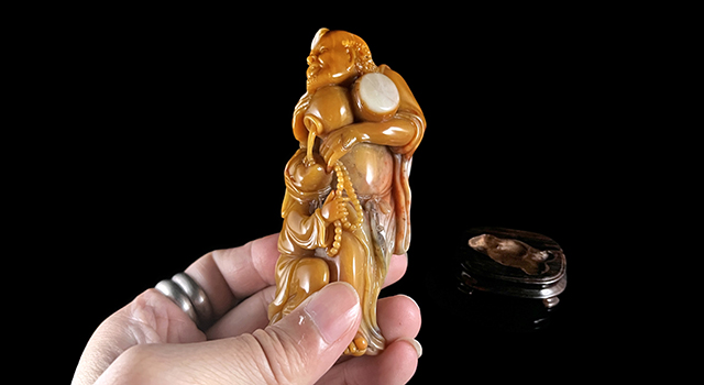 壽山石巧色旗降-羅漢醉酒擺件