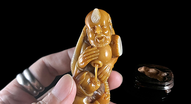 壽山石巧色旗降-羅漢醉酒擺件